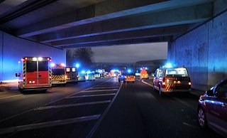 Wegen der Anzahl der Verletzten - insgesamt sieben, davon vier Kinder - war bei der Feuerwehr der Alarm für den sogenannten "Massenanfall an Verletzten" (MANF) ausgelöst worden. - Simone Flörke