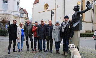 Neue und alte Vorstands- und Beiratsmitglieder sind (v. l.) Stefan Kurz (kurz.eis.bar), Julia Kwiatkowski (Salsa), Achim Depenbrock (Rechtsanwalt und Notar), Friedel Ahlmeyer, Klaus Klink, Holger Hohlt, Gabriele Breder (eenemeenemuh) und Hans Koch mit Hund Nala. - Natalie Gottwald