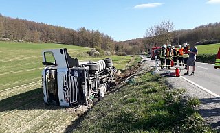 Der vollbeladene Lastwagen mit Anhänger kippte eine Böschung hinunter. - Manuela Puls