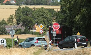 Riskant: Ein Radfahrer passiert den Abzweig der B 61 zur Alten Heerstraße. Künftig wird dieser Bereich erneuert und zudem einen Geh- und Radweg erhalten. - Peter Steinert