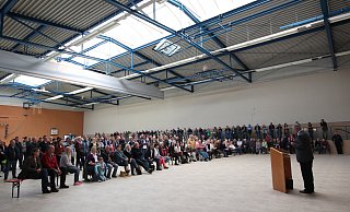 Bürgermeister Held beantwortete die Fragen der Bürger zu der geplanten Notunterkunft für Flüchtlinge. - Kristine Greßhöner