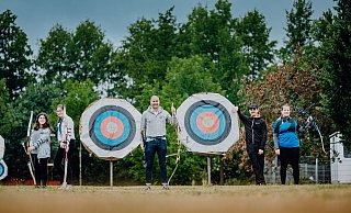 Vereinsfamilie: Die Bogenschützen Zehra Altin, Antonia Strohm, Frank Motsakos, Björn Götsch und Celine Kronsbein (v.l.) mit ihren Waffen auf dem Trainingsgelände hinter der Volksbank-Arena im Landesgartenschaupark. - Besim Mazhiqi