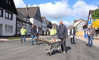 Bürgermeister Hubertus Grimm (vorn) mit Bauleiter Thorsten Wehrmann (v. l.), Frank Behre und Daniel Kahl (Bauunternehmen Nolte), Planer Michael Turk sowie Frank Matthias (Betriebsleiter des Abwasserwerkes) und Rainer Wohlfahrt (Straßen-Immobilienbetriebe Beverungen). - Burkhard Battran