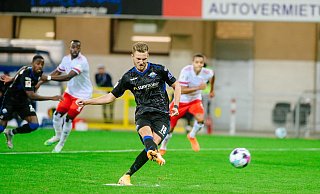 Paderborns Dennis Srbeny trifft per Elfmeter zum zwischenzeitlichen 1:2. - Besim Mazhiqi