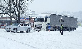 An der Deckertstraße half der Fahrer eines Porsche Cayenne einem Brummi den Berg hinauf. Die Polizei hatte dafür extra die Straße gesperrt. - Kurt Ehmke