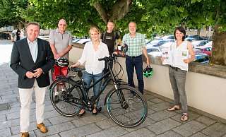 Die Klimaschutzbeauftragte Laetitia Müller (3. v.l) freut sich mit Bürgermeister Tim Kähler (l.), dass sich viele Akteure an der Klimaschutzwoche beteiligen. Dabei sind Peter Gülpe vom ADFC (hi. v. l.), Ralf König (Grünflächenamt), Manfred Mohning (Fairtrade-Gruppe) und Svenja Winkler von den Parents for Future sowie die Recyclingbörse und der BUND. - Ralf Bittner