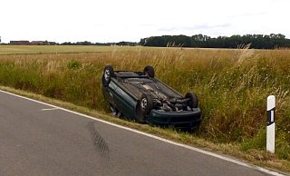 Der VW Polo der Fahranfängerin blieb auf dem Dach liegen. Möglicherweise war ein anderes Auto, ein roter Pkw, in den Unfall verwickelt. - Polizei Minden-Lübbecke