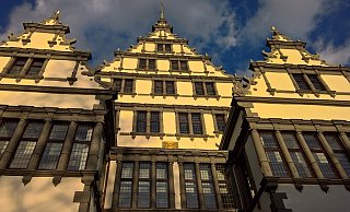 Viele Ausschusssitzungen finden im Historischen Saal des Paderborner Rathauses statt, weil dort mehr Platz ist um die Abstände einzuhalten. - Hans-Hermann Igges