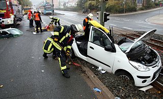 Zu oft krachte es an dieser Kreuzung - deshalb will die Stadt jetzt übergangsweise alles entschärfen; bis die Artur-Ladebeck-Straße neu gemacht wird. - Jens Reichenbach