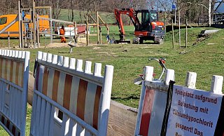 Die Folgen des heftigen Großbrandes bei der Firma Bestpool in Steinhagen im Kreis Gütersloh beschäftigt Städte, Bauhöfe und Co. auch drei Wochen später noch. - Uwe Pollmeier