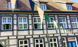 Noch immer in Schwarz-Weiß-Grün: Wie hier am Hotel Fürstabtei hängen noch vielerorts in Herford die Wimpel des Schützenvereins. - Eike J. Horstmann