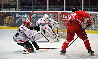 Philipp Brinkmann (l.) und Torhüter Ennio Albrecht versuchen in dieser Szene gegen Dennis Arnold zu retten. - Nico Schweble