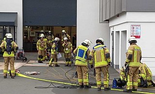 Mit Hochdrucklüftern drückt die Feuerwehr das Gas aus der Werkhalle. - Simone Flörke
