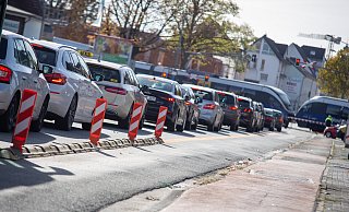 Wenn die Bahnschranken geschlossen sind, staut es sich an der Detmolder Straße. Früher war hier mehr Platz für Autos, jetzt gibt es testweise eine abgetrennte Fahrradspur. - Niklas Tüns