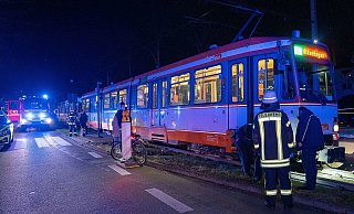 Schwerer Unfall an der Haltestelle Landgericht: Der Pedelec-Fahrer prallte gegen die Stadtbahn und erlitt lebensgefährliche Verletzungen. - Christian Mathiesen