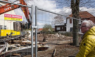 Der Bagger hat die ehemalige Hausmeisterwohnung bereits dem Erdboden gleichgemacht. 30 Jahre lang war sie das Zuhause von Christiane Glaeske. - Cornelia Müller