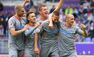 Paderborns Doppeltorschütze Marco Stiepermann (2. v. r.) lässt sich nach seinem 4:0-Treffer feiern Mit ihm jubeln (v. l.) Felix Platte, Julian Justvan, Uwe Hünemeier und Sven Michel. - Picture Alliance