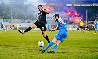 Das Heimspiel des SC Paderborn gegen Hansa Rostock wurde von Gewaltausbrüchen überschattet. In diesem Bild zünden die Gästefans ihre Pyrotechnik. - Besim Mazhiqi