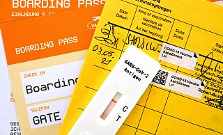 Selbst wenn es hierzulande keine Einschränkungen für Ungeimpfte geben wird, könnte es im Ausland schwierig werden, meint ein Kommentator. - picture alliance / Eibner-Pressefoto