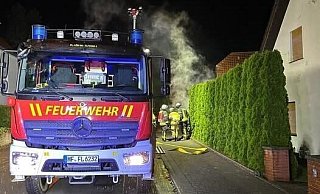 Am Pastorenholz: Ein übergreifen der Flammen auf das Wohnhaus konnte verhindert werden. - Feuerwehr Löhne