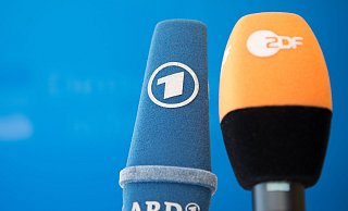 Die Fernsehsender ARD und ZDF setzen bei der Fußball-EM auf bekanntes Moderationspersonal. - Soeren Stache/dpa