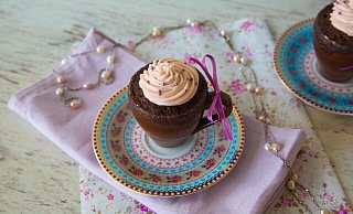 Der Schoko-Tassenkuchen von Food-Bloggerin Angelina Antal enthält einen Schuss Rotwein und ein Frischkäse-Topping. - Angelina Antal/zimtblume.de/dpa-tmn