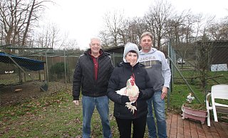 Leslie und Christiane Caton (v. l.) haben ihre Hühner auf dem Gelände des RGZV Obernbeck untegestellt. Thorsten Stürzebecher ist hier zweiter Vorsitzender. - Judith Gladow