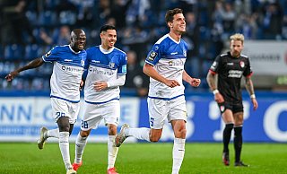 Die Magdeburger Tobias Müller (vorne r.) und Raphael Obermair (M.) stehen vor einem Wechsel zum SC Paderborn. Ganz links ist Teamkollege Amara Condé zu sehen, der zu seinen Essener Zeiten selbst schon mal mit dem SCP in Verbindung gebracht worden war. - picture alliance
