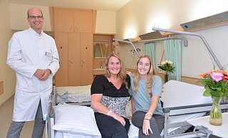 Daniele Futterlieb (m.) und ihre Tochter Lea-Renée (r.)  freuen sich über ihre Entlassung. Jan Schulte am Esch operierte die beiden Frauen.  - EvKB Bielefeld