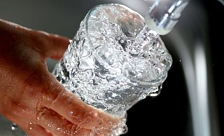 Fast 125 Liter Trinkwasser verbraucht jeder Bielefelder jeden Tag - und nur das Wenigste davon fürs Trinken. - picture alliance / Oliver Berg/dpa
