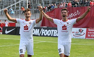 In der Saison 2018/19 jubelten die Zwillingsbrüder Kevin (l.) und Marcel Hoffmeier gemeinsam im Trikot des SV Lippstadt. Marcel spielt nun für den SC Paderborn, Kevin für den SV Rödinghausen. - Imago Images