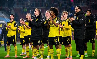 Hauptsache gewonnen: Dortmunds Spieler nach dem 1:0 in Augsburg vor ihren mitgereisten Fans. - Tom Weller/dpa
