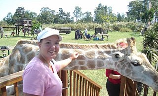 Mirjam Gottlebe mit einer Giraffe.