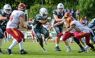 Der Bielefelder Runningback David Emeh tankt sich durch die Troisdorfer Verteidigung. Er schaffte zwei Touchdowns. - Andreas Zobe