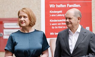 Bundeskanzler Olaf Scholz und Familienministerin Lisa Paus besuchen die Familienkasse Berlin-Brandenburg. - Odd Andersen/afp Pool/dpa