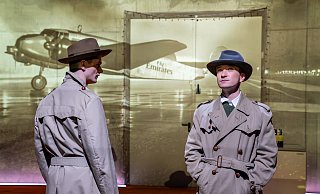 In der letzten Szene wird der Film "Casablanca" zitiert, bevor ein Abspann über die Wand flimmert. Der Stürmer (Kai Benno Vos/l.) und der Mittelfeldspieler (Thomas Kaschel) nehmen Abschied - oder nicht? - Tobias Kreft