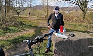 Weil die Marokko-Tour in diesem Jahr ausfällt, ist Karl Erich Wessler mit seinem Fahrrad umso mehr im Kreis Höxter untwegs. Während der Pause trägt er eine Maske, weil er mit einer kleinen Gruppe unterwegs war. - Wessler