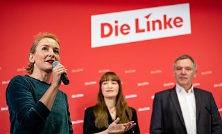 Heidi Reichinek (Mitte) und Jan van Aken treten für die Linke bei der Bundestagswahl an. Das gab die Parteivorsitzende Ines Schwerdtner (l.) bekannt. - Fabian Sommer/dpa