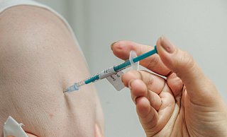 Die Angestellte einer Bielefelder Gemeinschaftspraxis verabreichte ihrem Vater lediglich Kochsalzlösung anstelle einer Corona-Schutzimpfung. - dpa