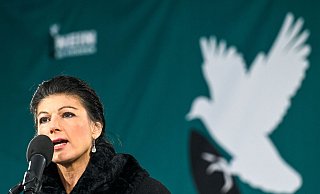 Die Politikerin Sahra Wagenknecht während ihrer Rede bei der Friedensdemonstration. - Soeren Stache/dpa