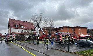 Großeinsatz der Feuerwehr bei einem Brand in einer Pizzeria am Rande der Volkmarser Altstadt. - FFW Volkmarsen/Markus Sinnhuber