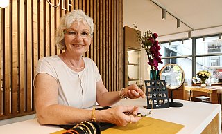 Birgit Sanetra verkauft seit kurzem in der Rathauspassage den handgefertigten Schmuck der Marke Bernd Wolf. - Lena Henning