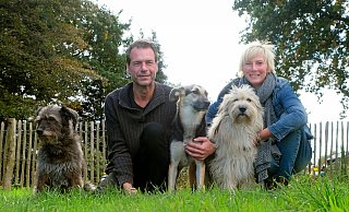 Tierfreunde: Huib und Ewa Rutten retteten ihre Hunde Drago, Lupa und Mina vor dem sicheren Tod in Rumänien. Heute ermutigen sie Herrchen und Frauchen, es ihnen gleich zu tun. - HUIB RUTTEN