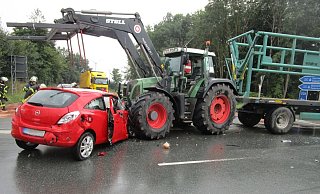 Der rote Corsa landet nach einer Kollision mit einem anderen Pkw unter dem Trecker. - Freiwillige Feuerwehr Bad Wünnenberg