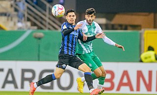 Raphael Obermair (l.) ist einer von wenigen Paderbornern, die schon vor zwei Jahren beim Sieg gegen Bremen dabei gewesen waren. Der damalige Werder-Akteur Eren Dinkci (r.) kickt unterdessen inzwischen für Freiburg. - Besim Mazhiqi