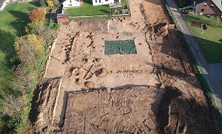 Die Grabungsfläche aus der Luft gesehen. - archaeofirm / S. Düvel