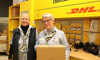 Ulrike Brune (r.), hier mit einer Kollegin, leitet die Postfiliale im Engeraner E-Center. - Ekkehard Wind