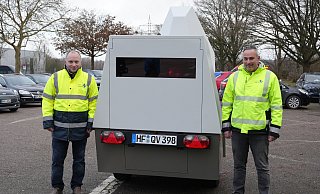 Mitarbeitende des Straßenverkehrsamtes haben den Blitzer-Anhänger eingerichtet. Damit ist er bereit für seinen Einsatz. - Kreis Herford