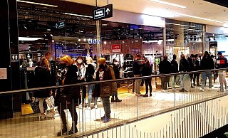 Lange Schlange am Samstag: Vor JD standen die Kunden geduldig, teilweise mit, teilweise ohne Abstände. - Kurt Ehmke
