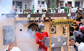 Das Kiffen ist in Steinheim an den tollen Tagen in der Innenstadt teilweise verboten. Und was ist mit dem exzessiven Trinken? 2023 die Euroknacker mit einem Skelett an der Theke durch die Innenstadt. - David Schellenberg